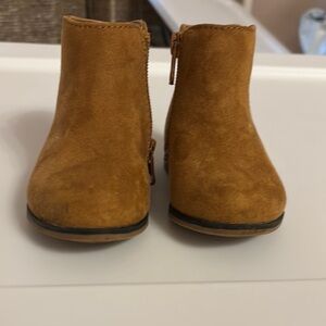 Cat and Jack toddler girls suede ankle boots.  Size 5